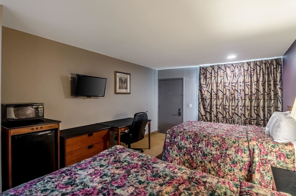 Room, 2 Double Beds, Smoking (Pet Friendly) - Photo 1