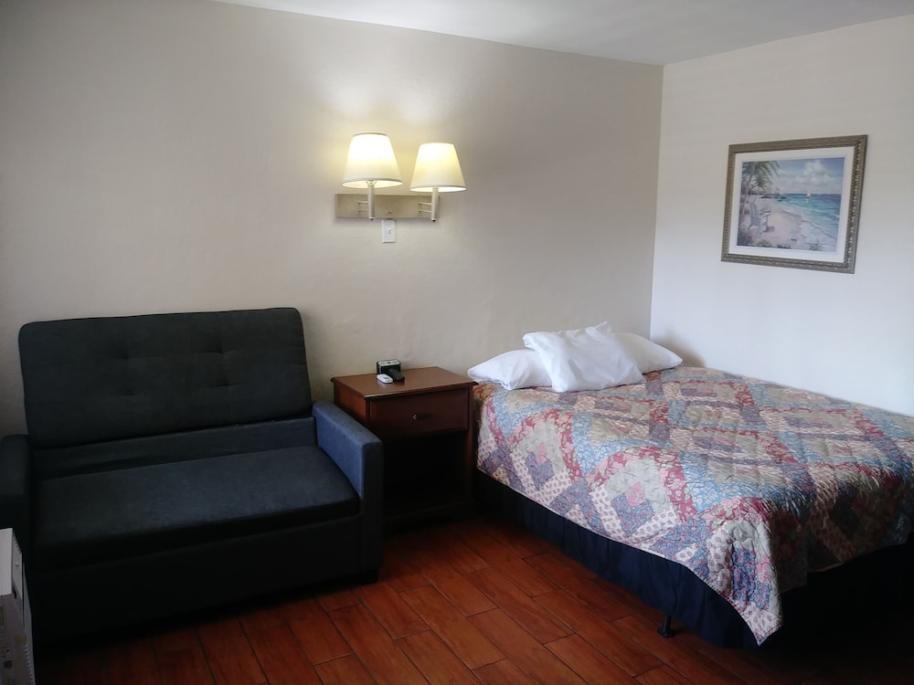 1 Queen Bed and 1 Twin Bed (Sleeps 3)