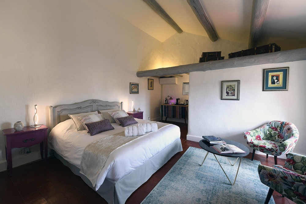 Superior Double Room, Private Bathroom, Garden View (Pablo PICASSO)