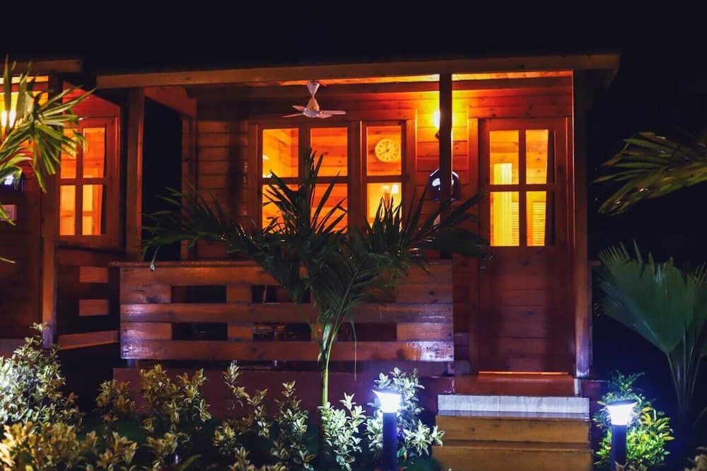 Luxurious Wooden Cottages with Garden View - Photo 10