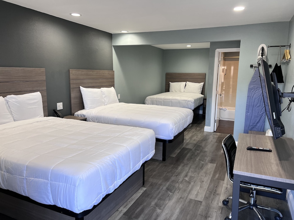 Premium Room, 3 Queen Beds photo 2