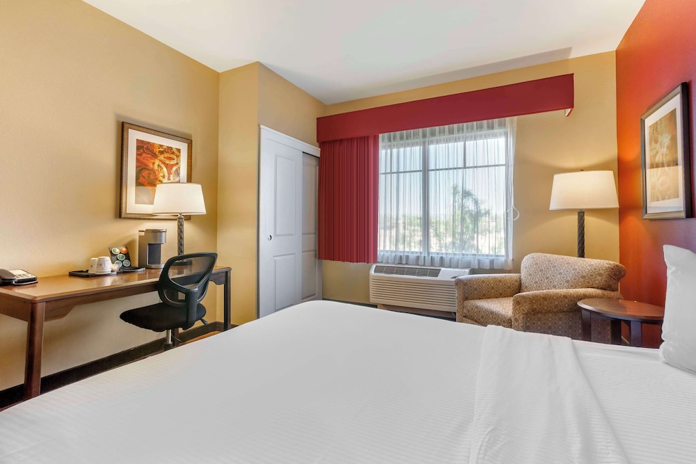 Standard Room, 2 Queen Beds, Non Smoking, Refrigerator & Microwave photo 2
