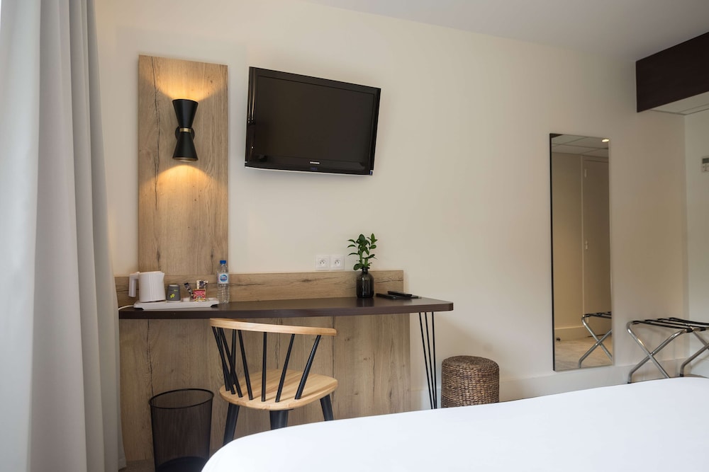 Standard Room, Multiple Beds, Non Smoking (2 adults + 1 child) - Photo 2