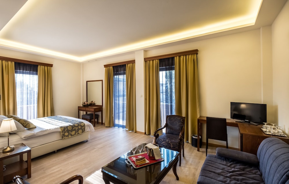 Executive Quadruple Room, City View photo 2