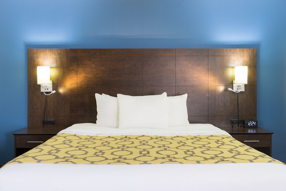 Studio Suite, 1 King Bed, Non Smoking, Jetted Tub - Photo 3