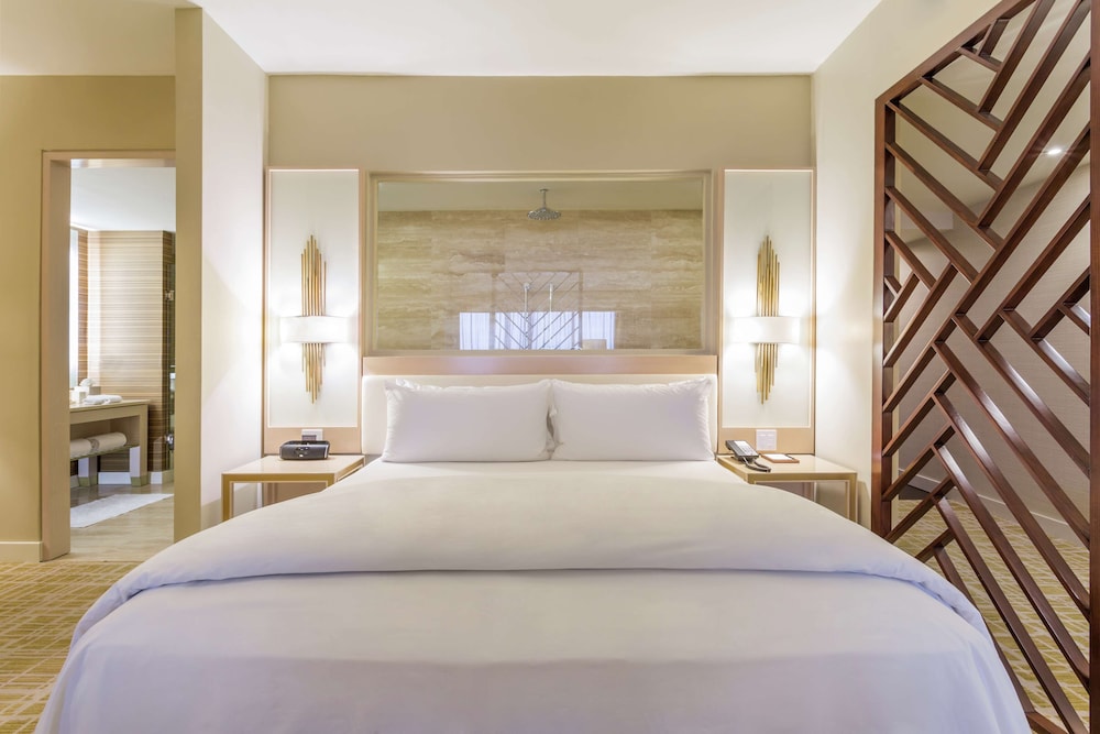 Suite, 1 King Bed, Non Smoking, City View - Photo 6