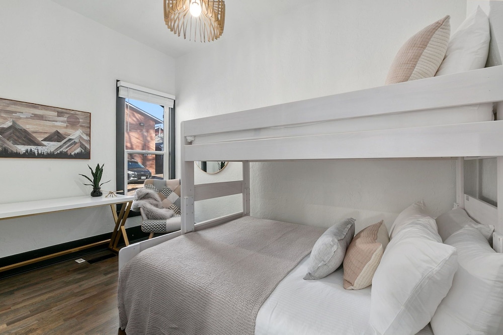 House, Multiple Beds, Hot Tub (212 W Myrtle St.) photo 2