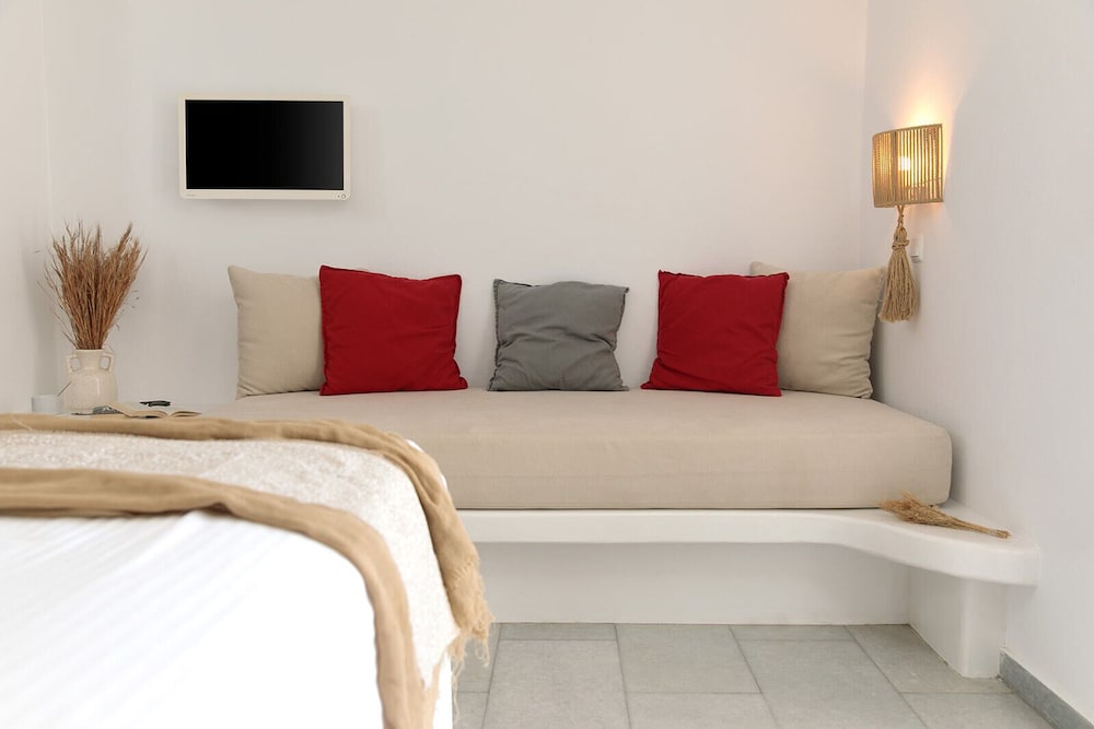 Economy Triple Room, Partial Sea View - Photo 4