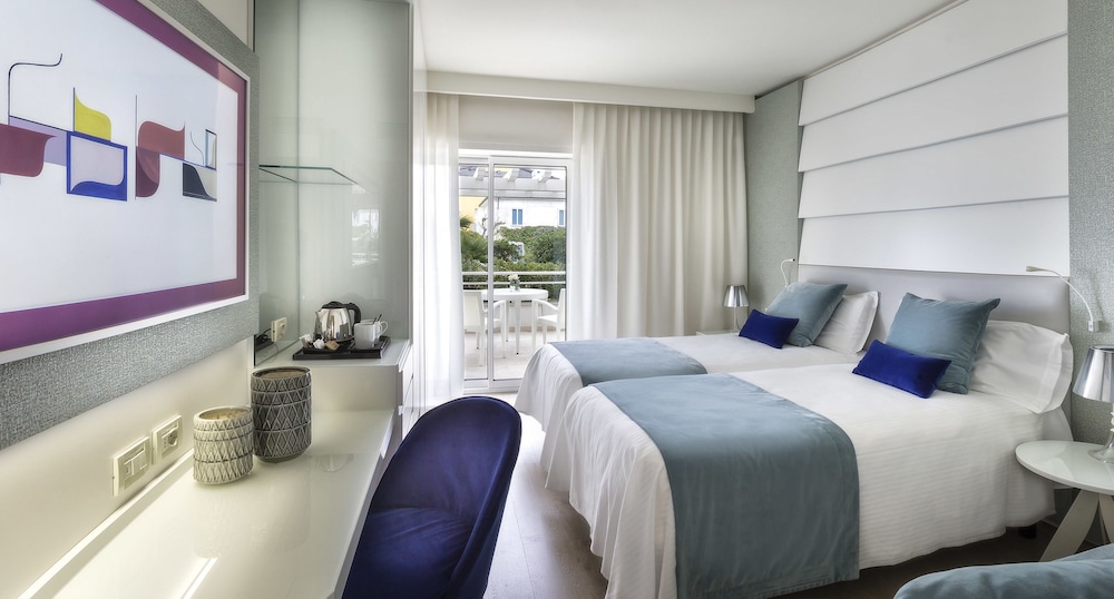 Luxury Twin Room, 1 King Bed photo 2