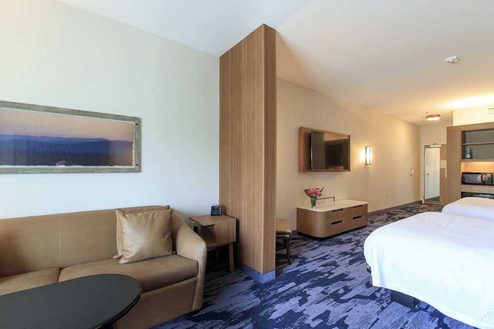 Suite, 1 King Bed with Sofa bed (Mobility/Hearing Access, Roll-In Shwr) photo 2