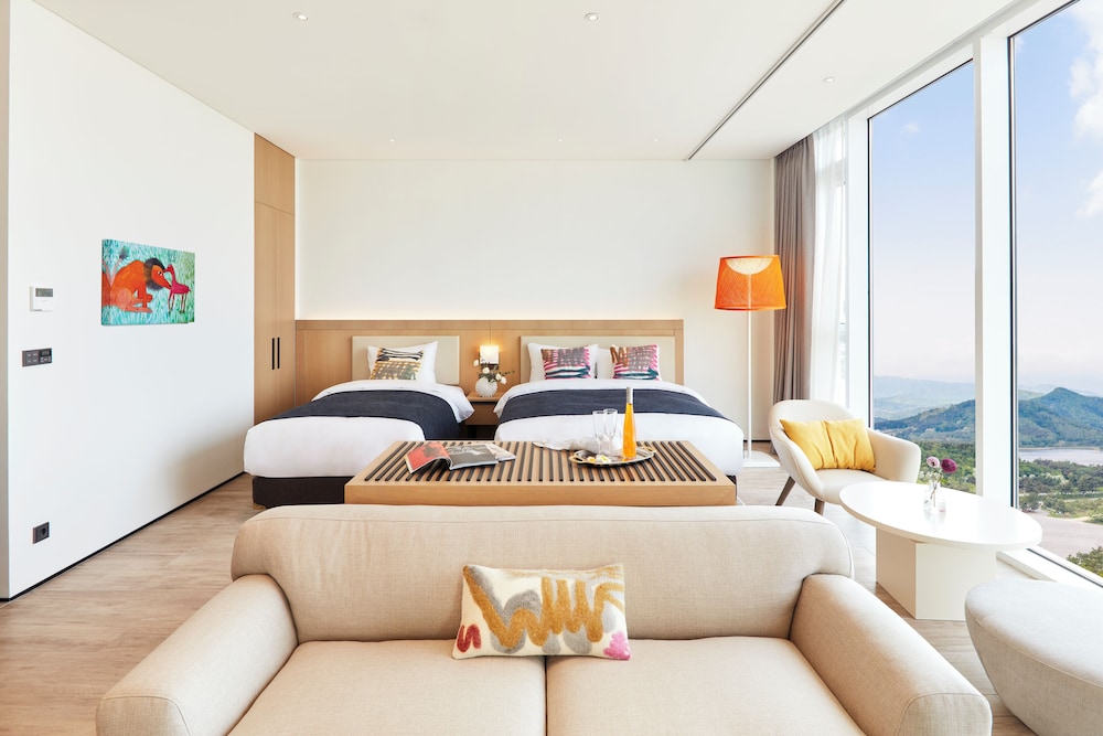 Deluxe Suite (Ocean/1 Double+1 Single)