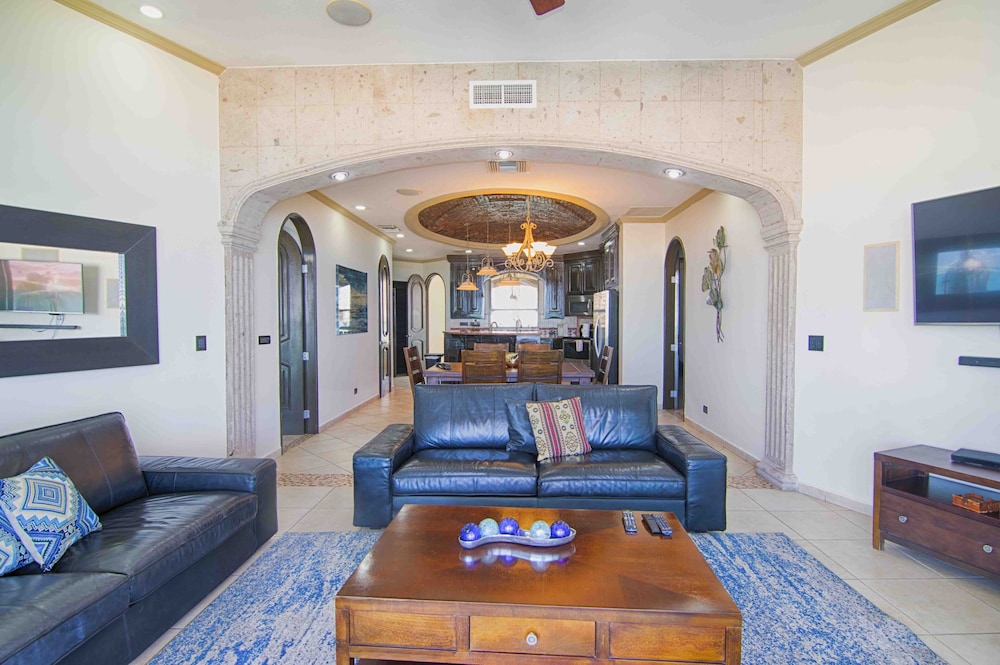 Classic Condo, 3 Bedrooms, Ocean View