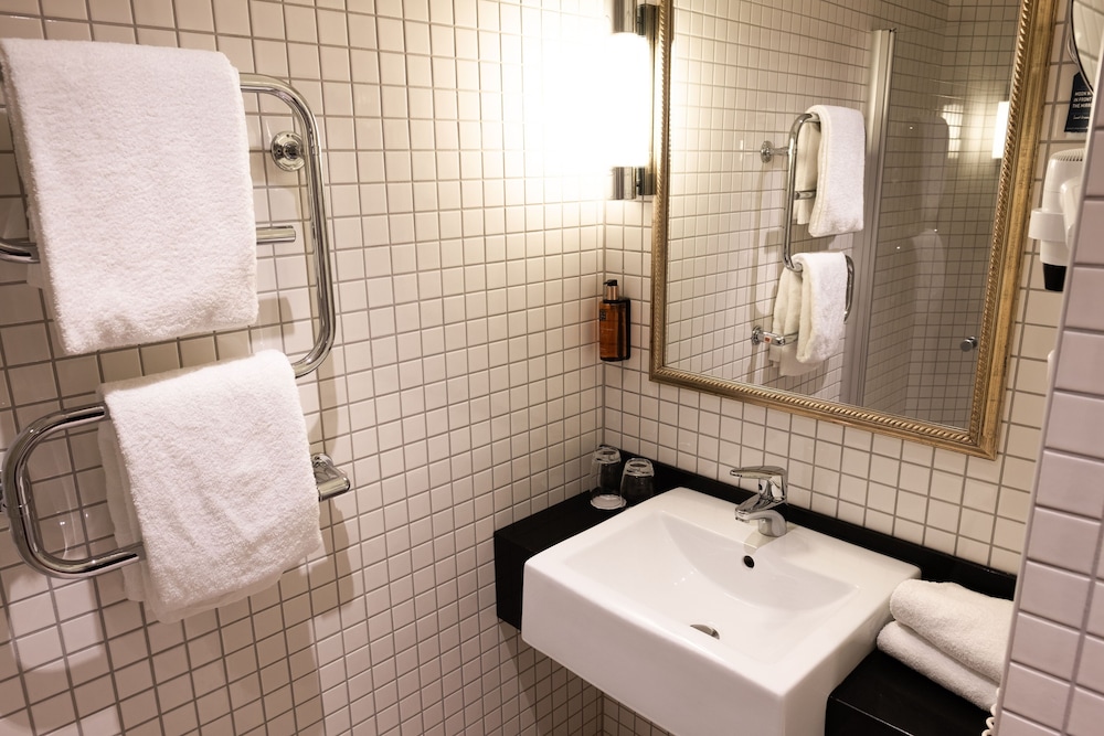 Moderate Room, 1 Double Bed (Located Close To The Elevator)