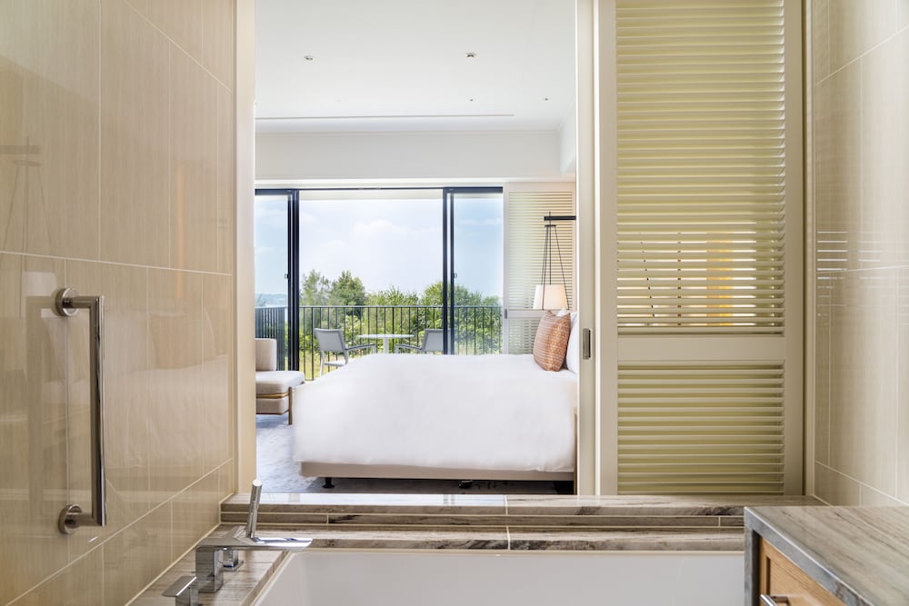 Deluxe Partial Oceanview King, Non Smoking photo 3