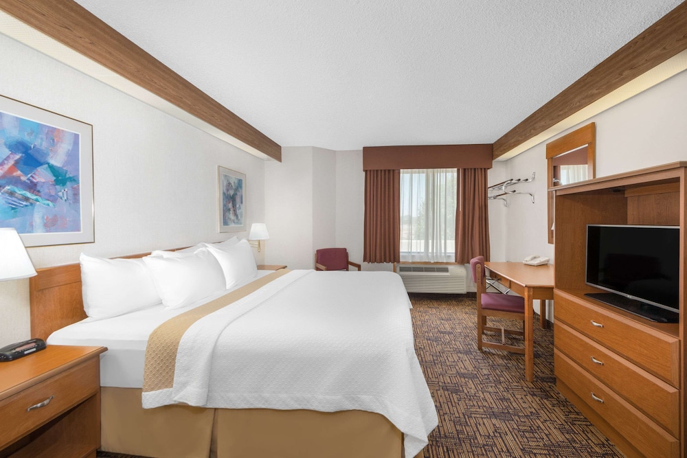Standard Room, 1 King Bed - Photo 1