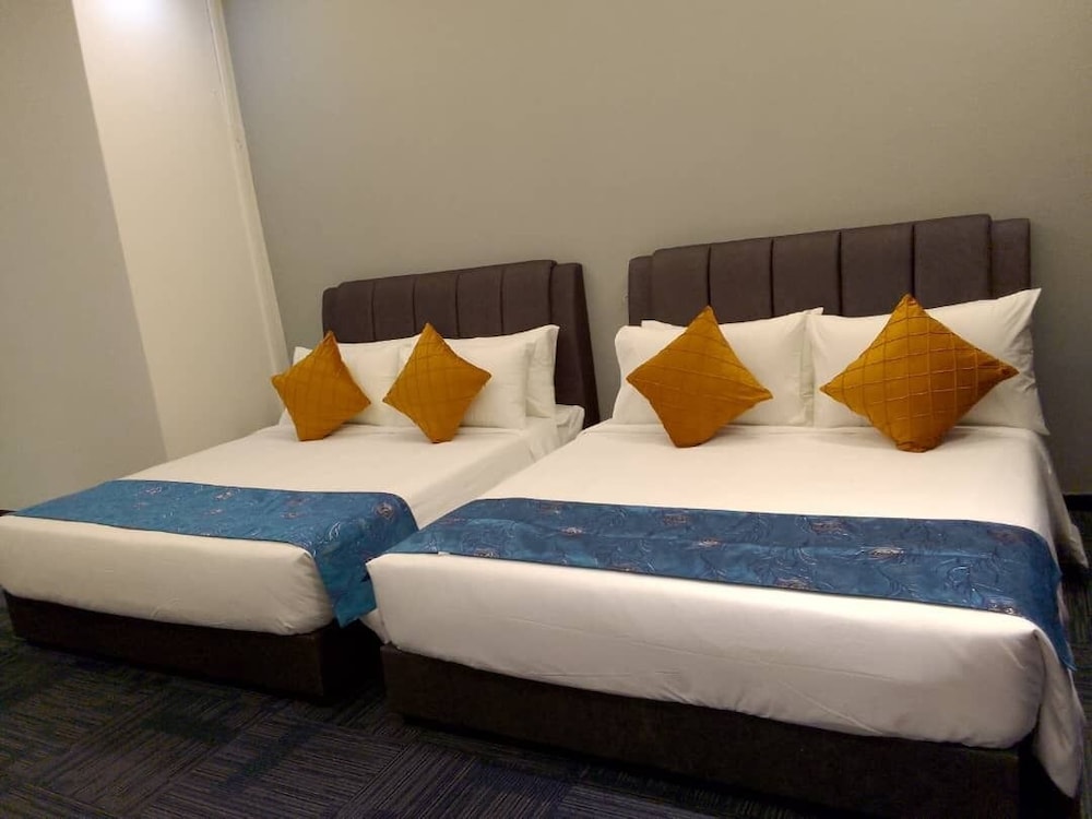 Quadruple Room, 2 Queen Beds, Non Smoking, Housekeeping photo 2