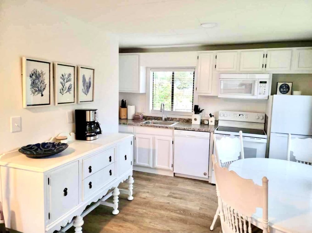 Family Cabin, 2 Bedrooms (Pet and Child Friendly) photo 1