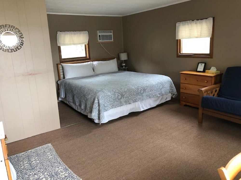Standard Studio, 1 King Bed, Lake View (Cottage 10 or 11) photo 1