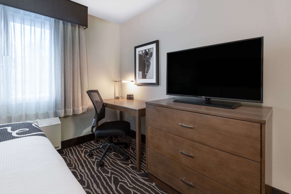 Deluxe Room, 2 Queen Beds, Accessible (Mobility/Hearing Impaired Accessible) - Photo 3