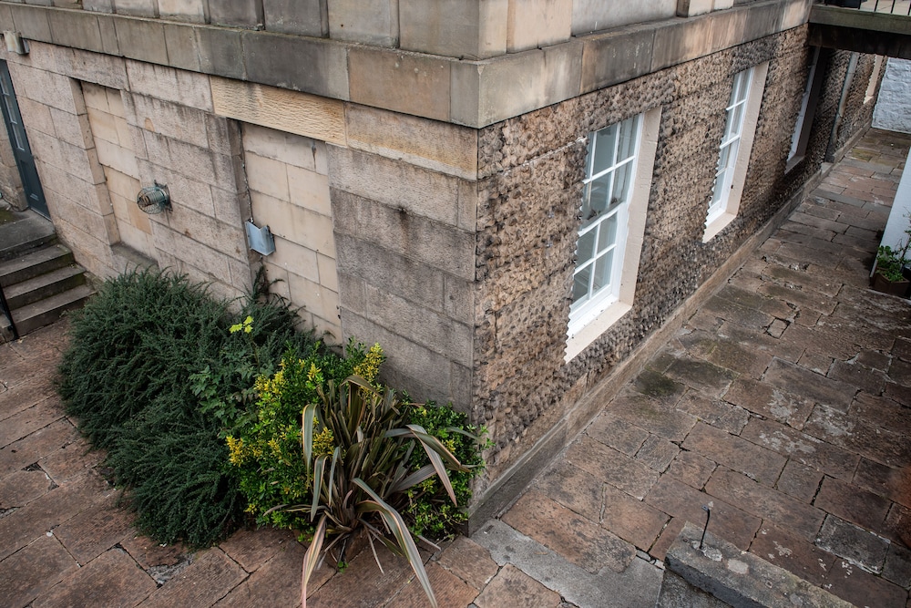 Royal Scots Club at 34A, lower ground floor - Photo 5