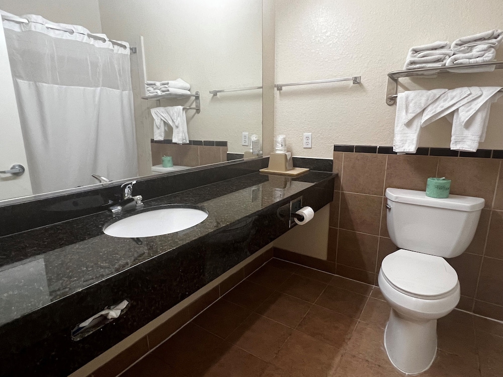 Standard Room, 2 Queen Beds - Photo 9