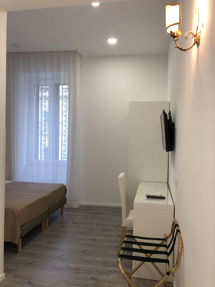 Standard Room, 1 Queen Bed (Calla)