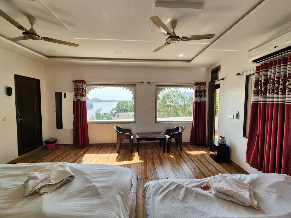 Family Room, Lake View