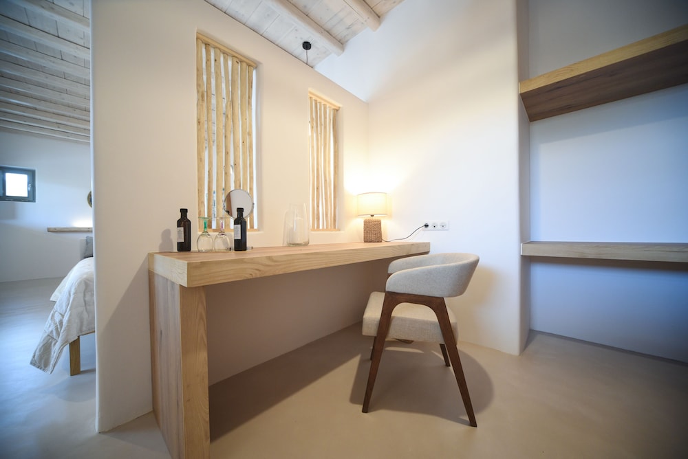 Deluxe Suite, Jetted Tub, Pool View - Photo 4
