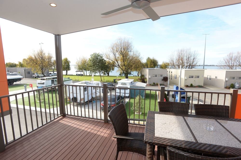 3 Bedroom Hire-rise -7 Berth photo 2