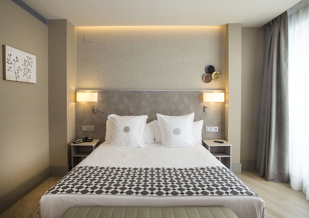 Deluxe Double Room - Photo 9