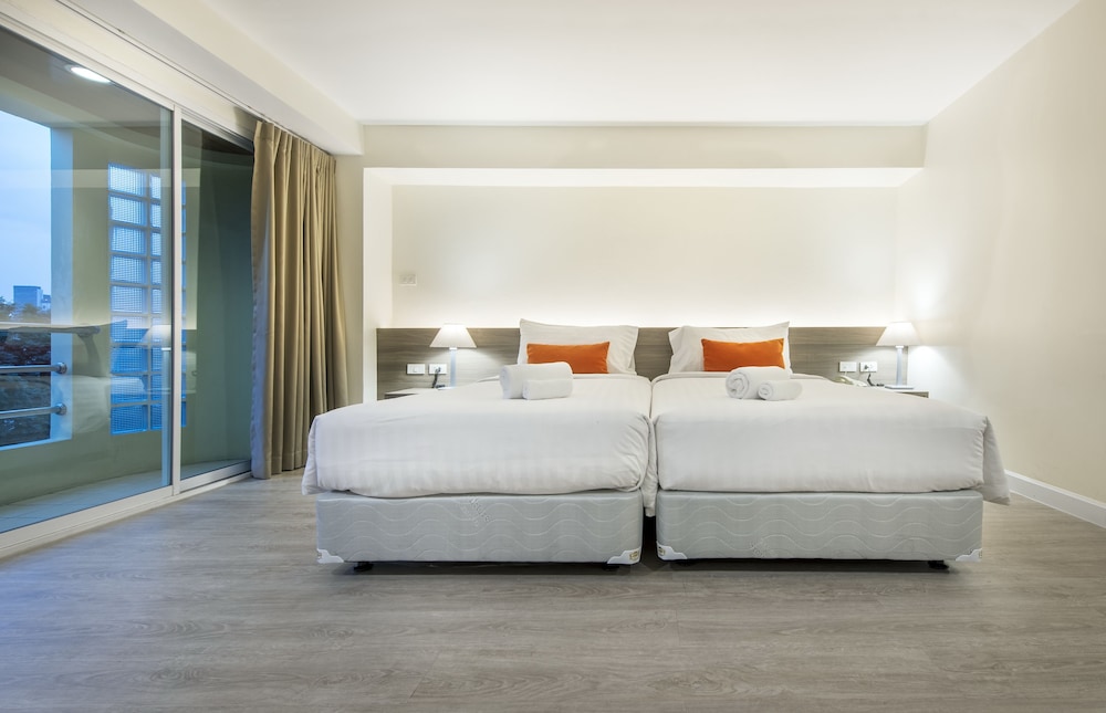 Deluxe Room with Balcony, Non smoking photo 2