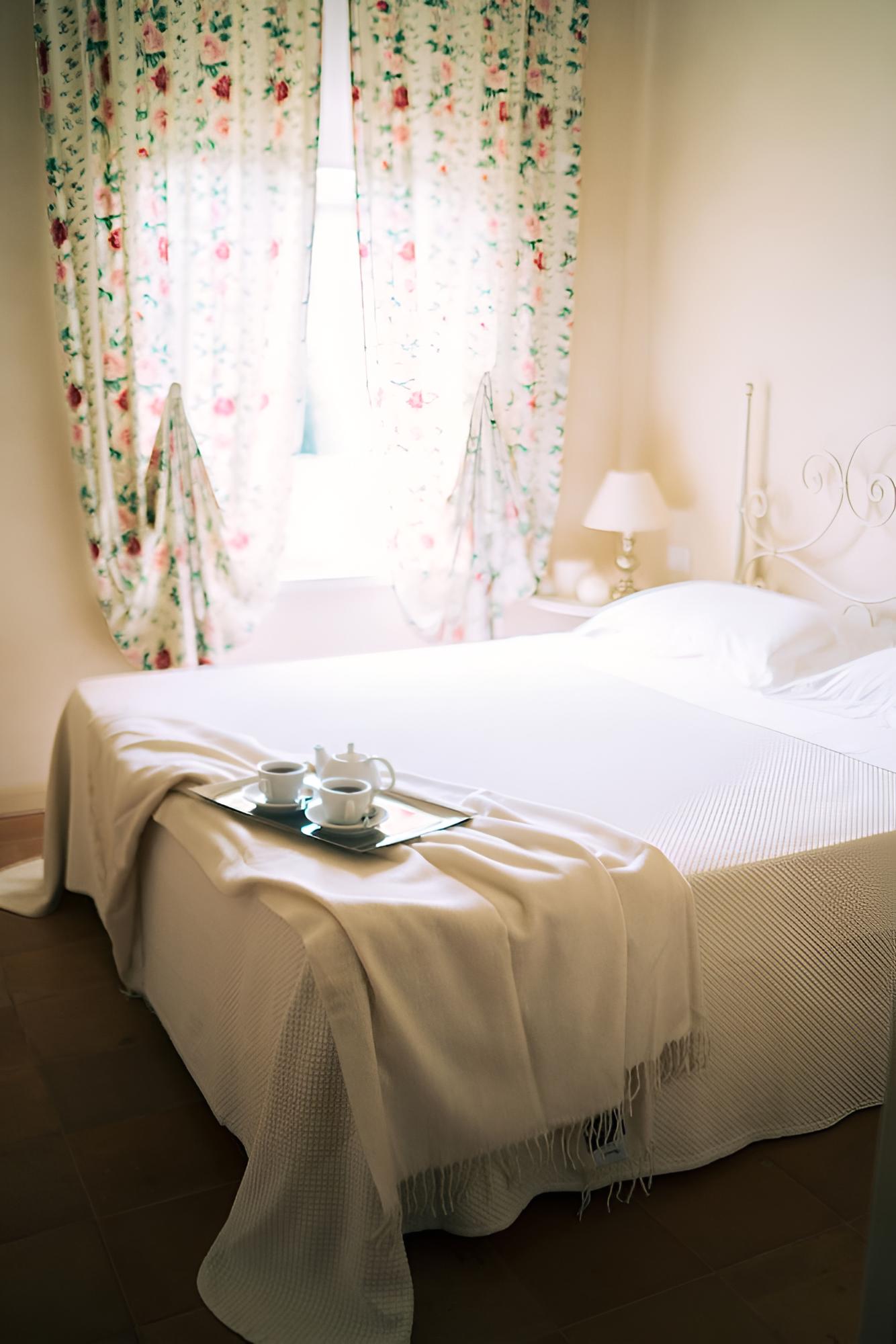Double Room, 1 Queen Bed, Non Smoking, Pool View photo 3