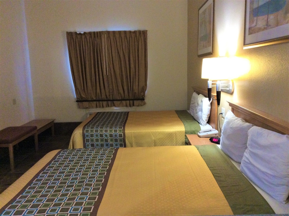 Deluxe Room, 2 Queen Beds, Smoking - Photo 17