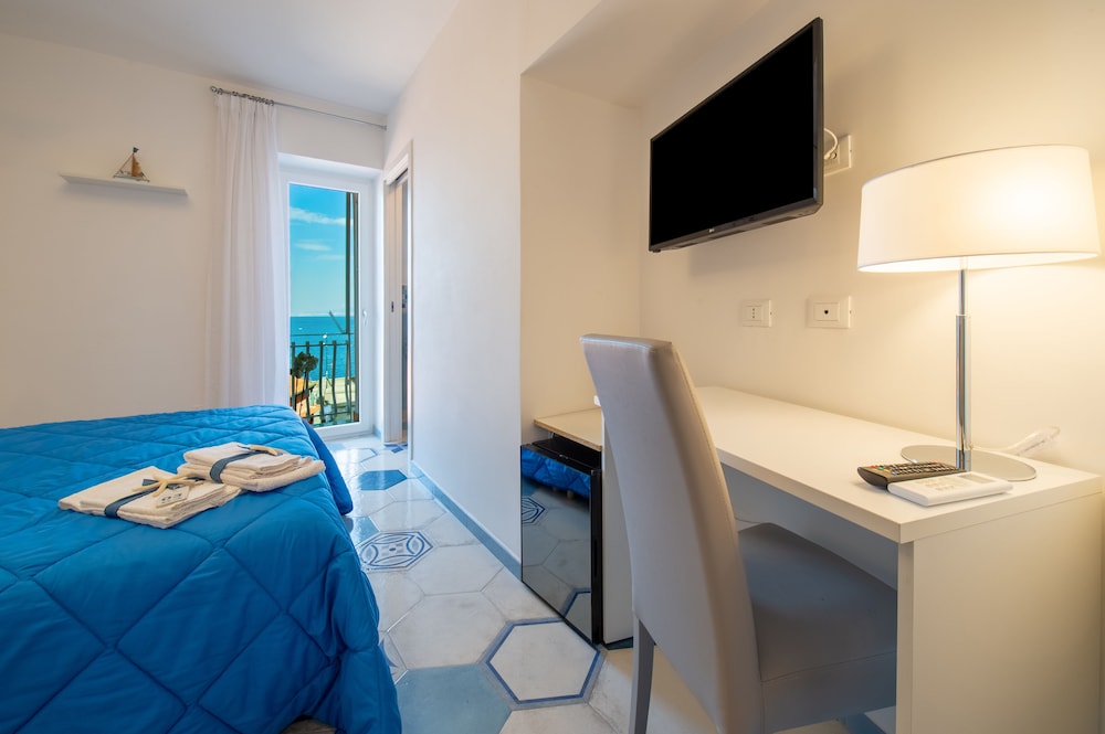 Deluxe Room, Balcony, Sea View - Photo 1