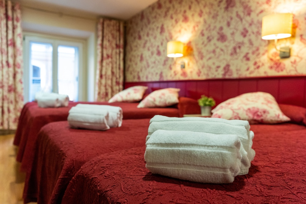 City Quadruple Room - Photo 5