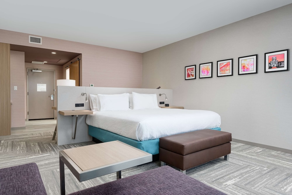 Deluxe Room, 1 King Bed, Accessible, Bathtub - Photo 2
