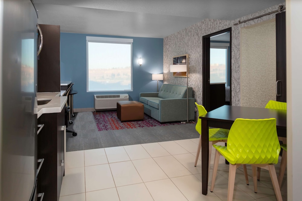 Studio, 1 Queen Bed, Accessible, Non Smoking (Roll-In Shower) photo 3