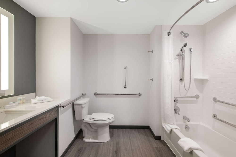 Room, 2 Queen Beds, Accessible, Bathtub (Hearing) - Photo 7