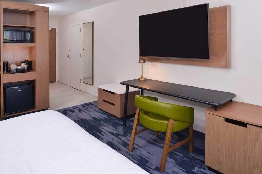 Room, 1 King Bed (Hearing Accessible) - Photo 4