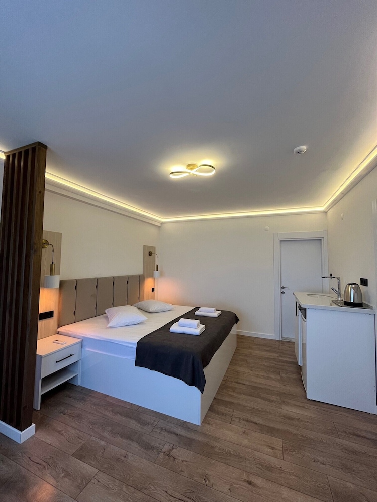 Deluxe Room, 1 Queen Bed, Mountain View photo 3