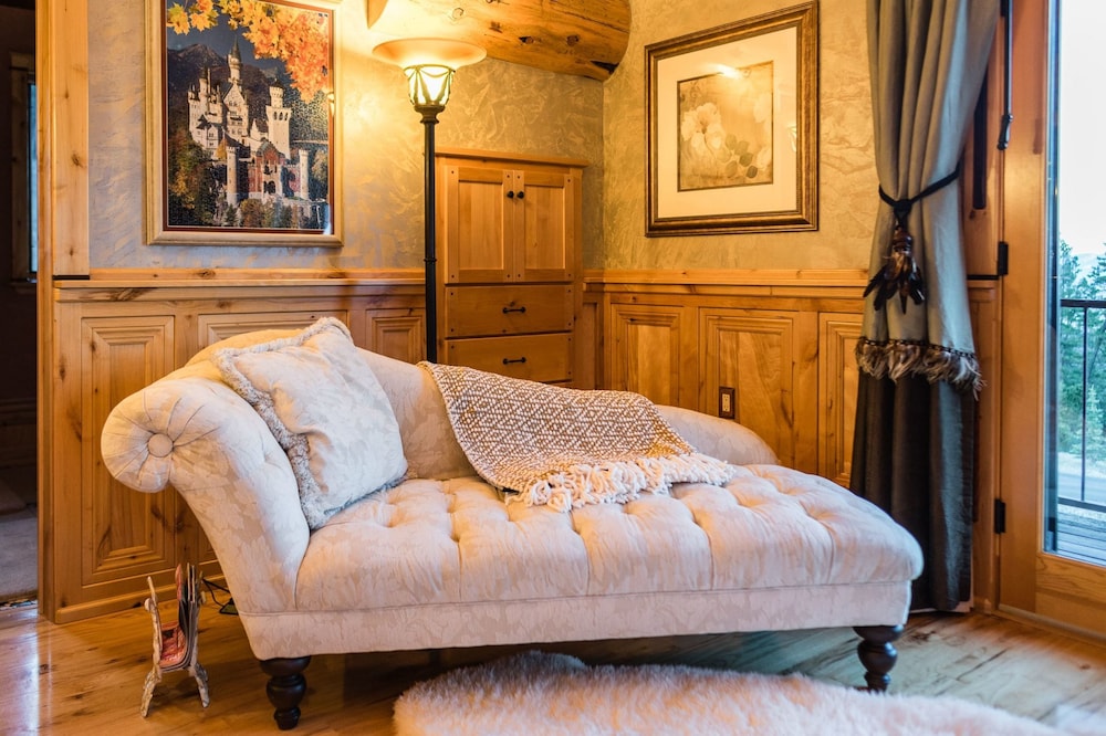 Luxury Suite, 1 King Bed, Private Bathroom, Lake View photo 2