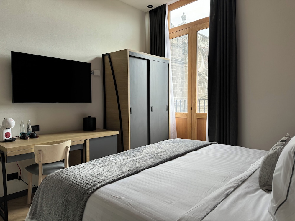 Single Room with Balcony - Pyramid Tower photo 2
