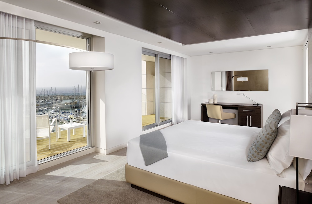 Superior Room, 1 Queen Bed, Partial Sea View (Corner)