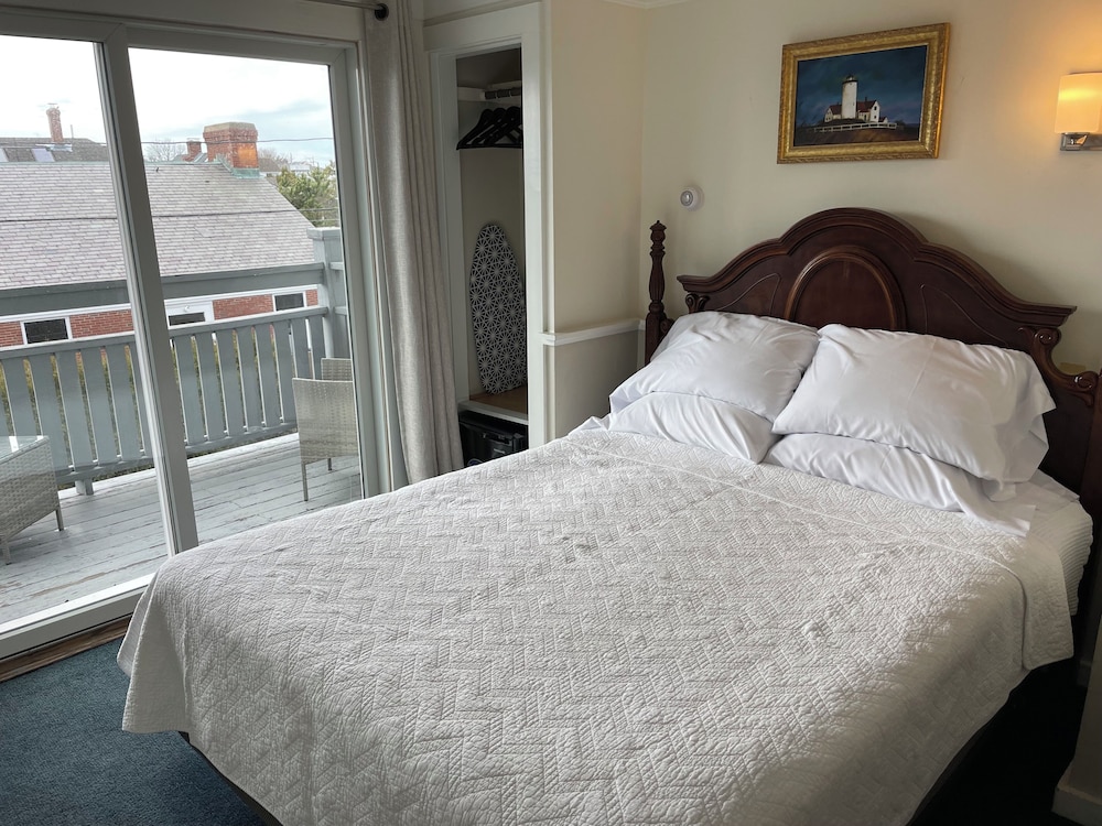 Standard Room, 1 Queen Bed photo 2