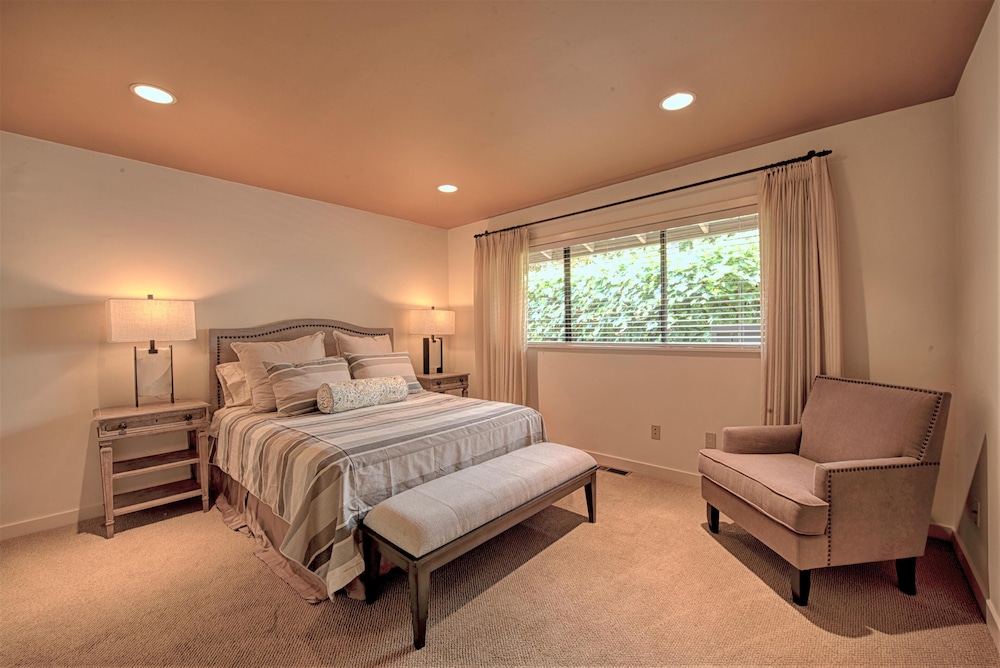 House, Multiple Beds (MV 07 GOLFER'S View retreat 31 days r)
