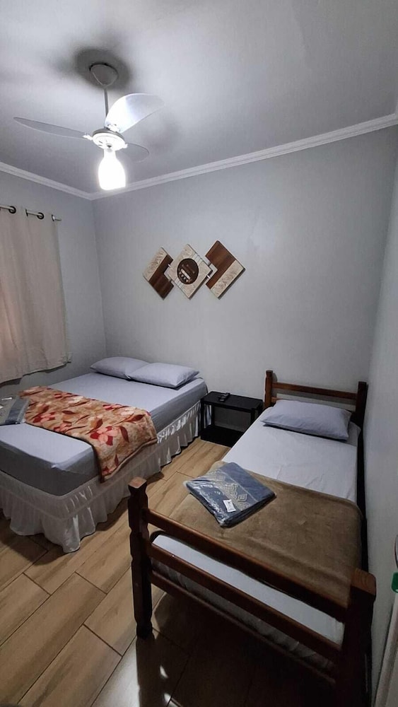 Room (1) photo 1