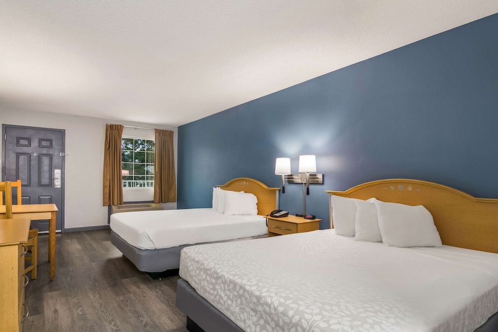 Standard Room, 2 Queen Beds, Non Smoking, Ground Floor - Photo 3