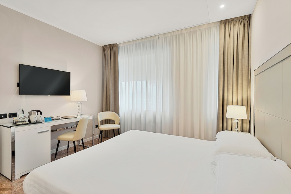 Standard Double Room - Photo 16