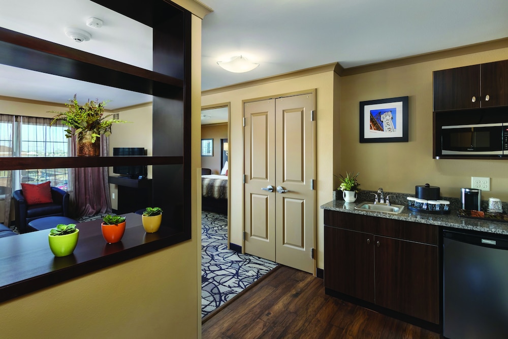 Suite, 1 King Bed (Walkout) photo 1