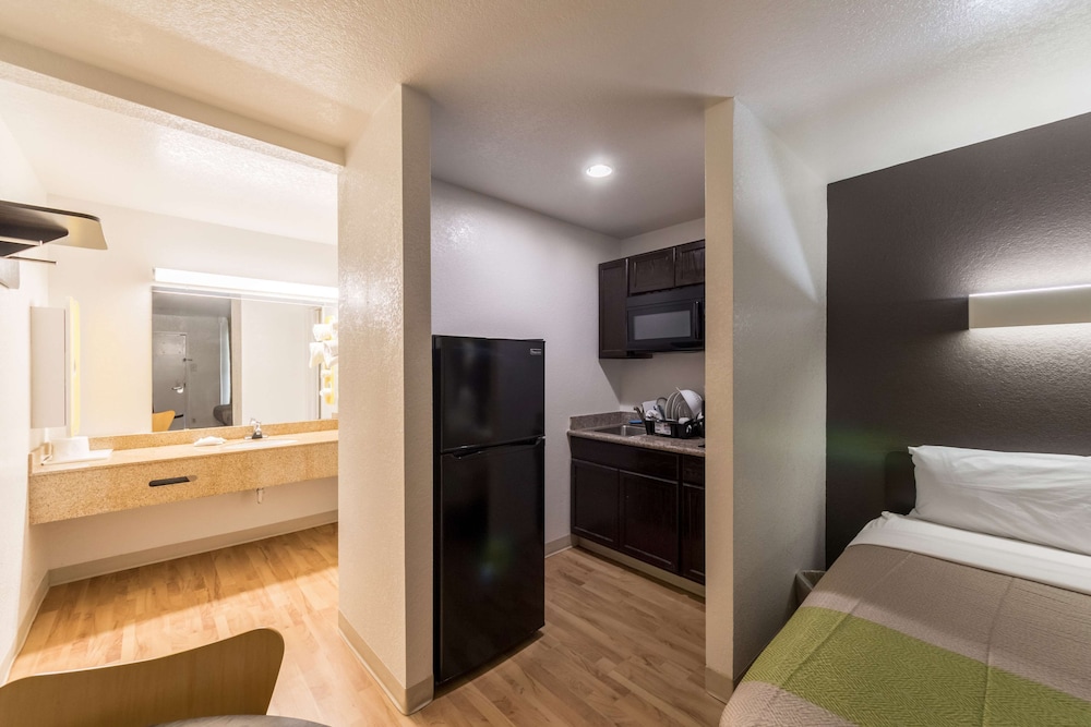 Deluxe Room, 1 King Bed, Non Smoking, Kitchenette - Photo 5